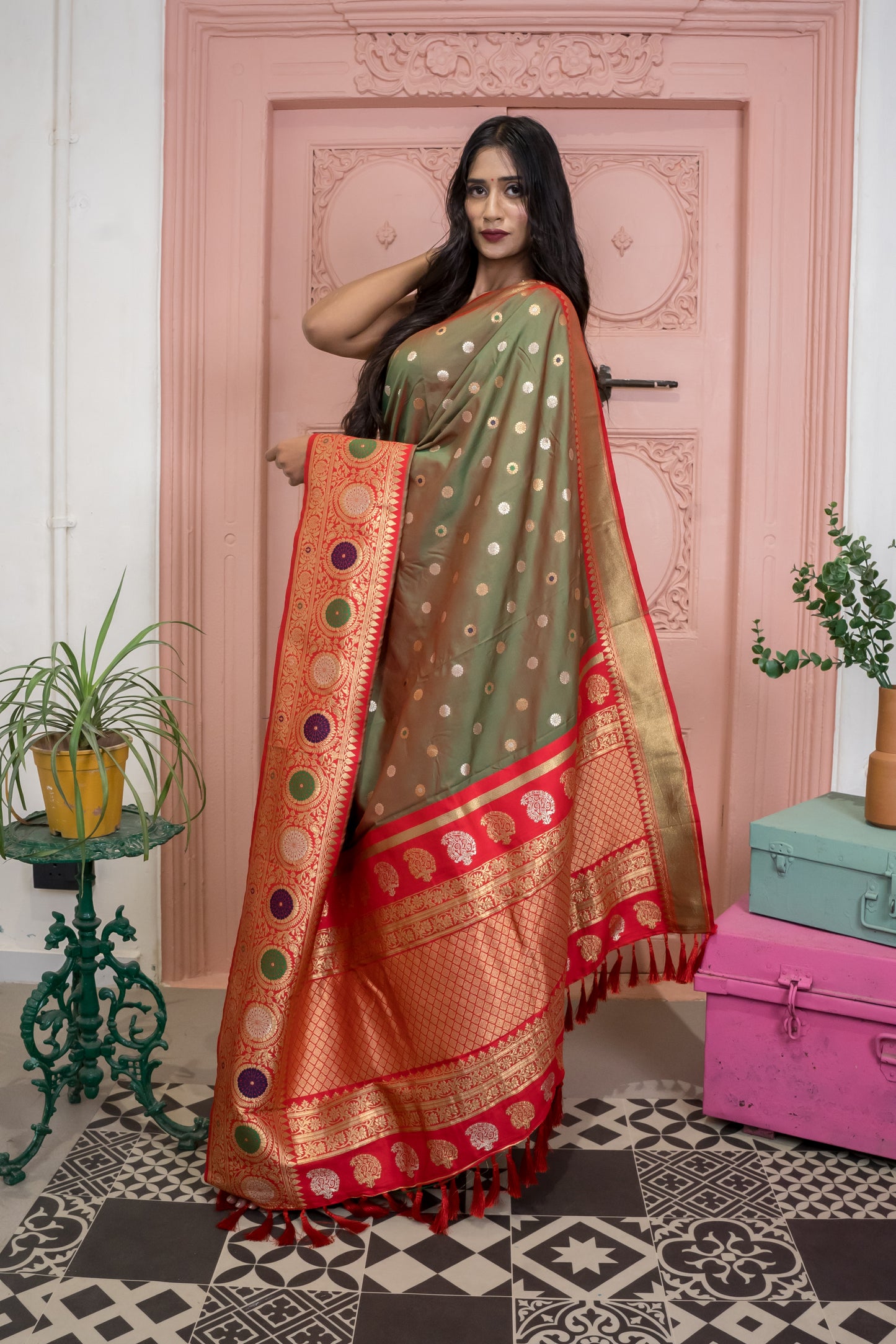 Banarasi Silk Saree with Circular Zari Motifs & Ethnic Border Design (Dual Tone Green)