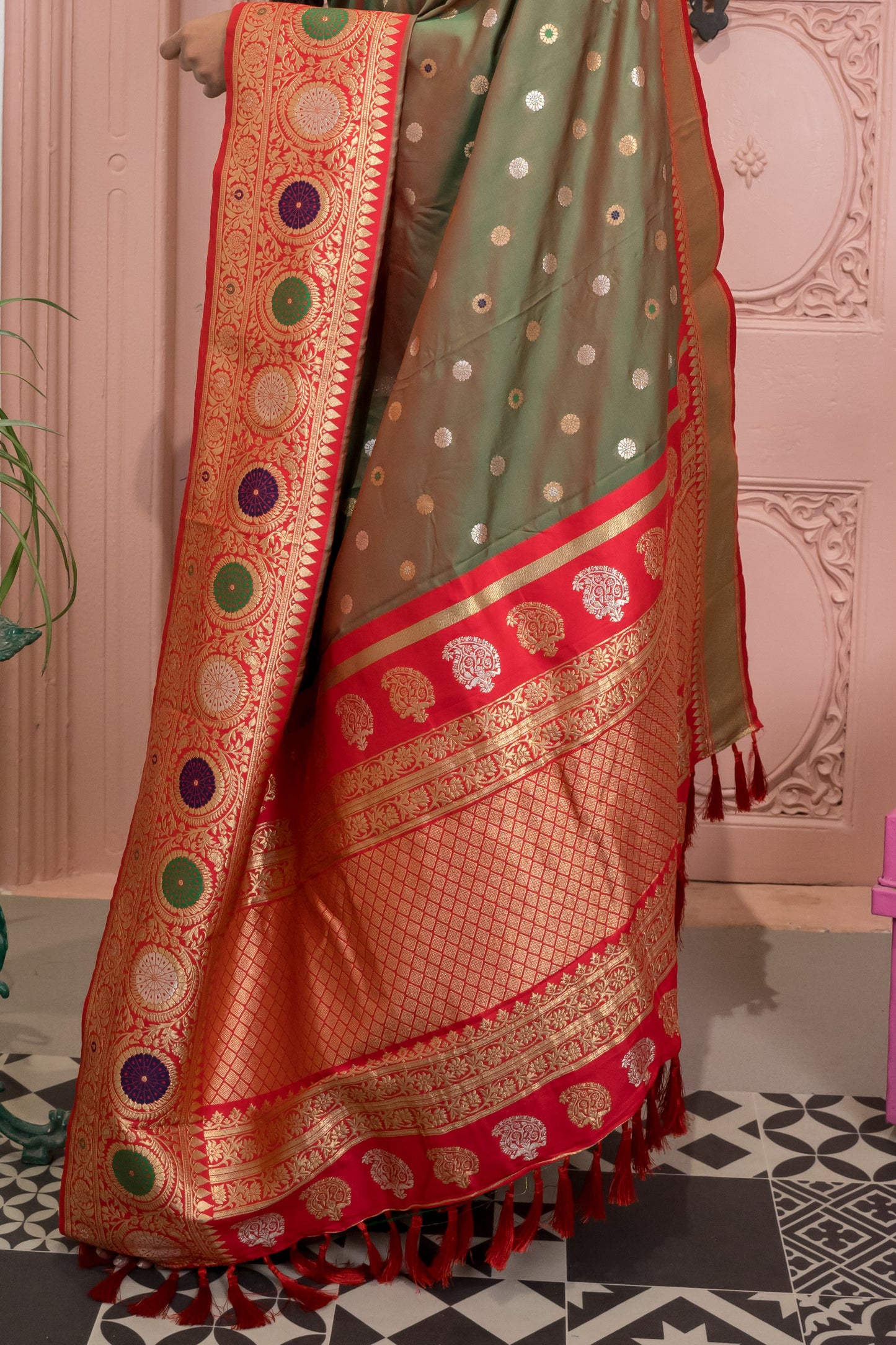 Banarasi Silk Saree with Circular Zari Motifs & Ethnic Border Design (Dual Tone Green)